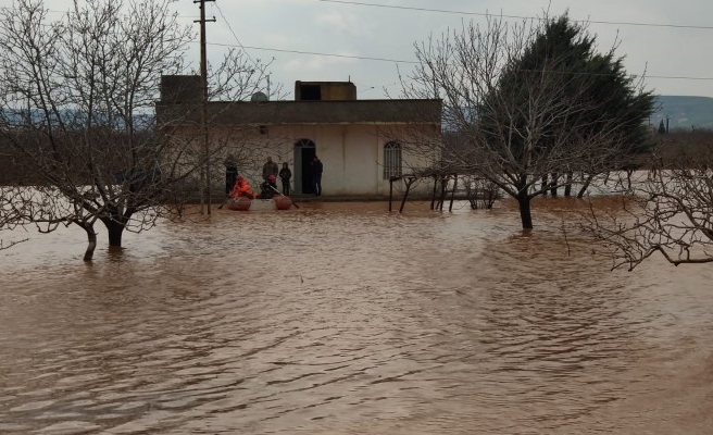 Urfa'da mahsur kalanlar botlarla kurtarıldı