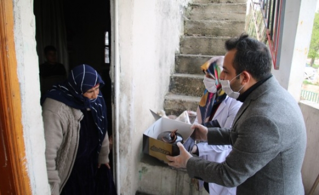 Büyükşehir'den yaşlılara pasta sürprizi