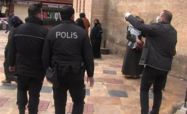 PTT önündeki yoğunluğu emniyet ekipleri dağıttı