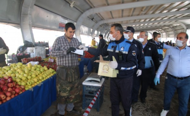 Büyükşehir pazarda maske dağıttı