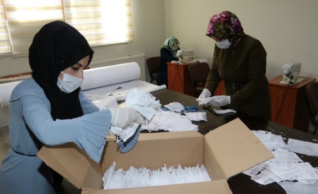 Karaköprü'de üretilen maskeler hastaneye gönderiliyor