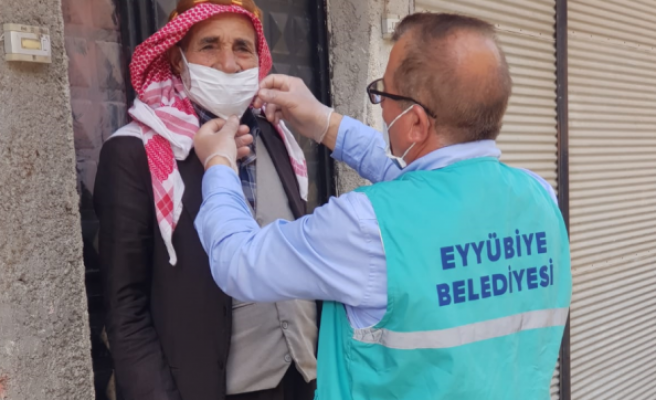 Eyyübiye'de üretilen maskeler ücretsiz dağıtılıyor