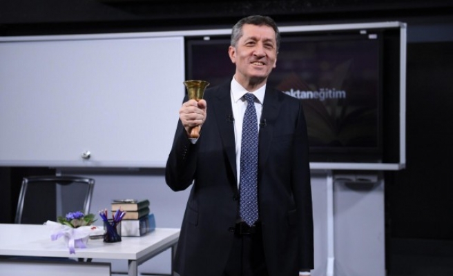 Bakan Selçuk, ekrana taşınan dersler için uyardı