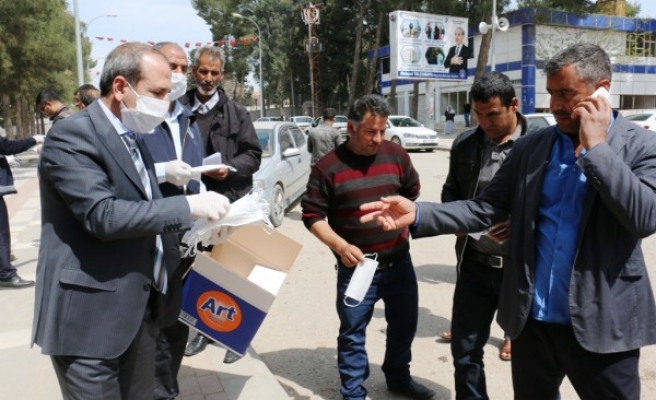 Akçakale'de üretilen maskeler ücretsiz dağıtılıyor