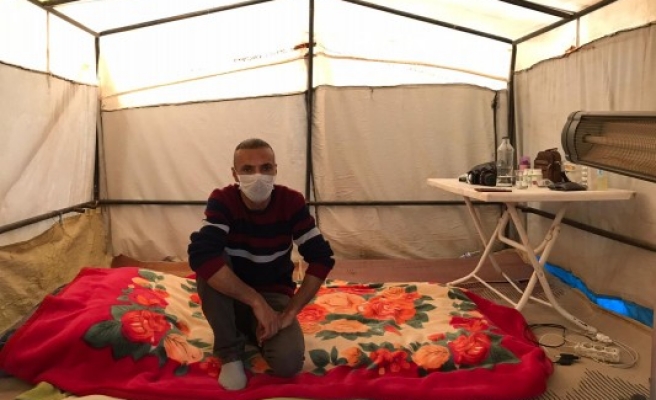 İstanbul'dan geldi, çadırda kalmaya başladı