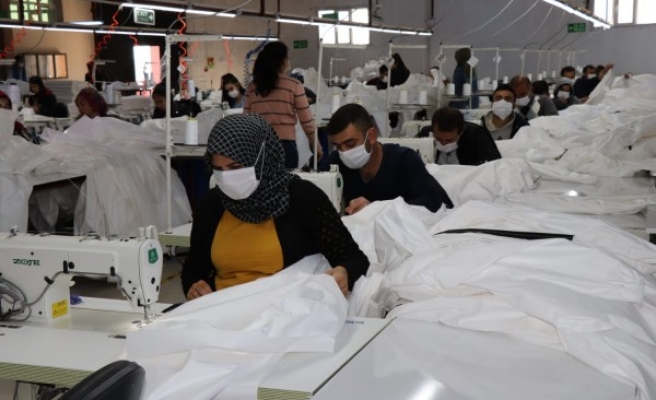 Halfeti'de koronavirüse karşı koruyucu tulum üretiliyor