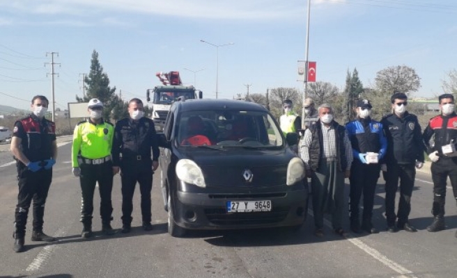 Urfa'da Polis Haftası nedeniyle maske dağıtıldı