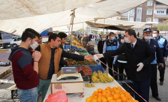 Karaköprü'de esnaf ve vatandaşa maske dağıtıldı
