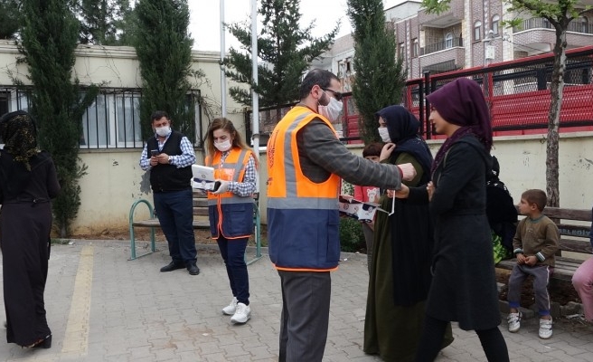 Valilik, vatandaşlara maske dağıttı, uyarılarda bulundu