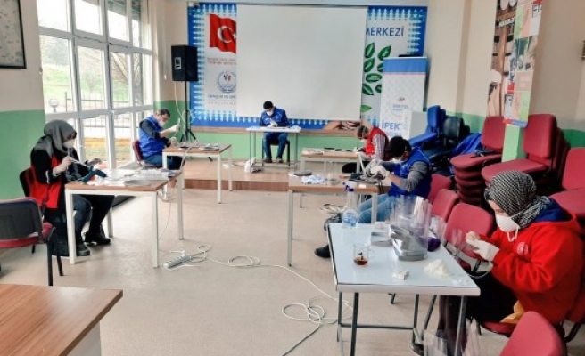 Urfa'da gençlik merkezleri siperlik maske üretiyor