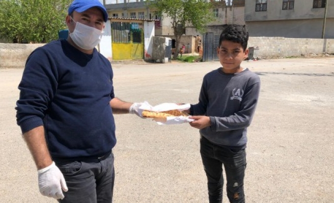 Akçakale'de gönüllü öğretmenler ekmek dağıttı