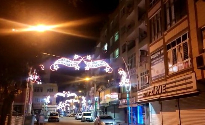 Urfalılar 11 Nisan’ı balkon ve pencerelerden kutladı