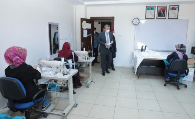 Urfa'da günlük 60 bin 'antibakteriyel maske' üretiliyor