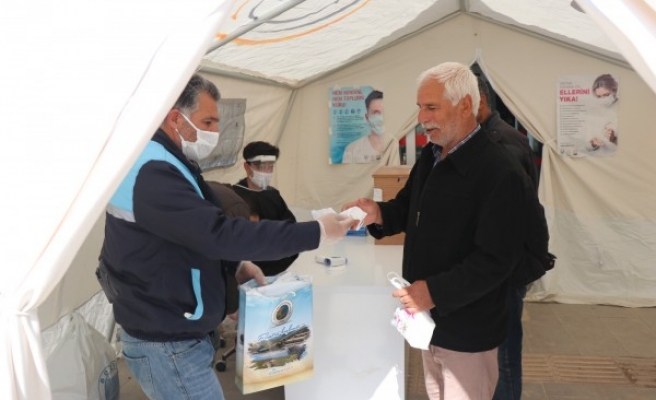 Bozova'da vatandaşa maske dağıtıldı