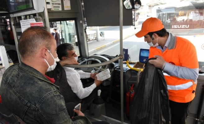 Valilik ekipleri hem maske dağıttı hem de uyardı