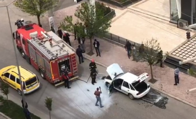 Urfa'da seyir halindeki araçtan alevler yükseldi