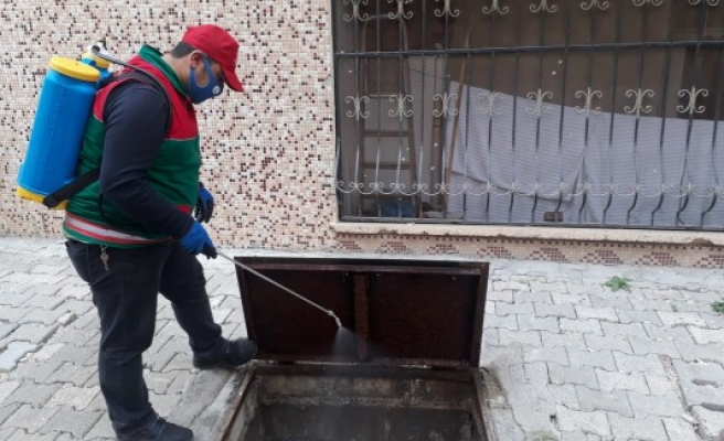 Karaköprü'de sivrisineklere karşı ilaçlama yapılıyor