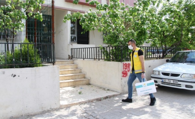 Haliliye Belediyesi ürettiği maskeleri hane hane dağıtıyor