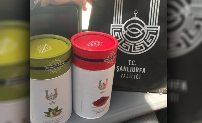 Karantinadan çıkan vatandaşlara fıstık ve isot hediye edildi