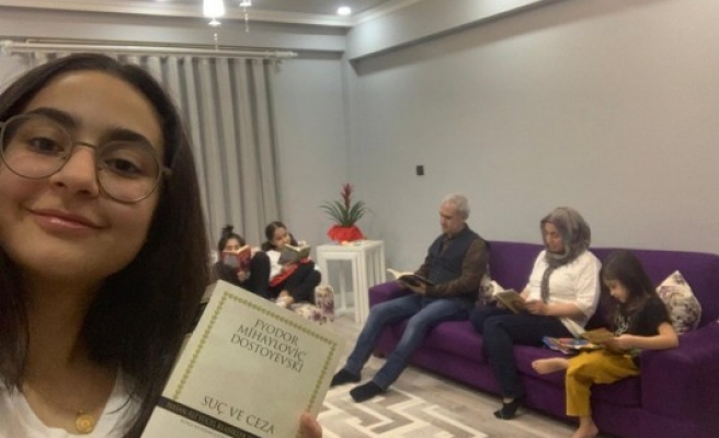 İlgi Okullarından örnek davranış: Vatandaşlar aynı saatte kitap okudu