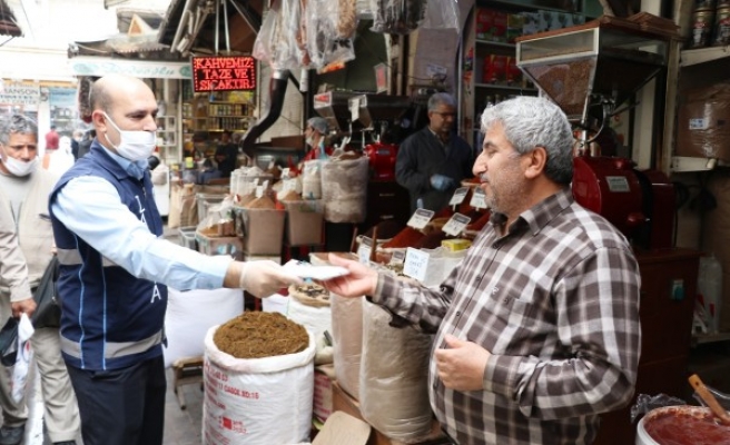 Urfa esnafına 15 bin maske dağıtıldı