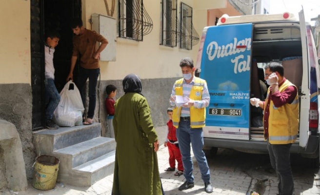 İhtiyaç sahibi Urfalı ailelere yardım devam ediyor