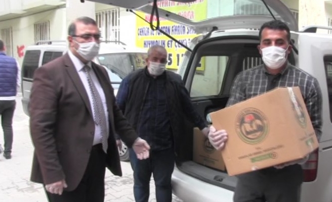 Vakıflar Bölge Müdürlüğü ekipleri yardım kolisi dağıttı