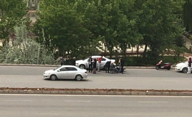 Urfa'da motosiklet arabaya arkadan çarptı