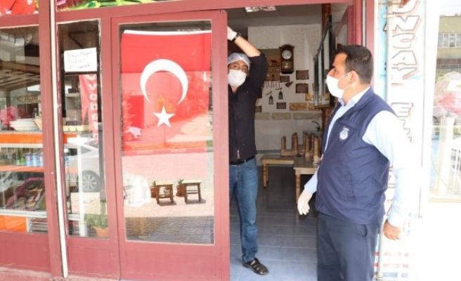 Urfa'nın ilçesinde esnafa 'bayrak' dağıtıldı