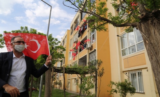 Eyyübiye'de 23 Nisan balkonlarda kutlandı