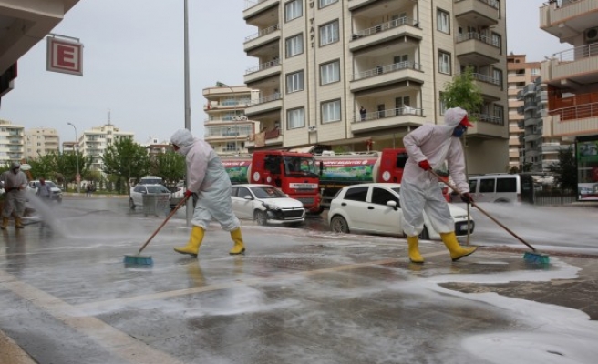 Karaköprü'de yollar ve kaldırımlar dezenfekte edildi