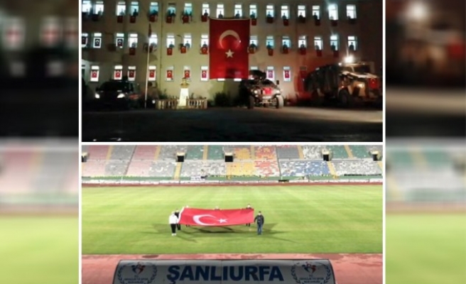 Hem alayda, hem stadyumda İstiklal Marşı coşkusu!