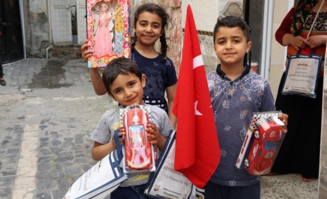 Büyükşehir ekipleri çocuklara Türk Bayrağı dağıttı