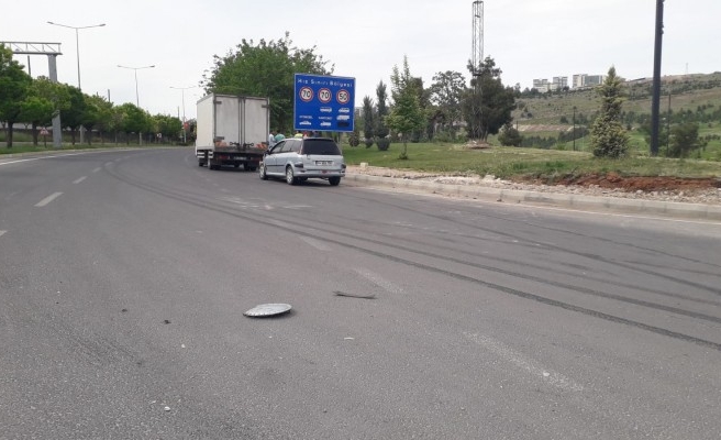 Şanlıurfa'da iki araç boş yolda çarpıştı