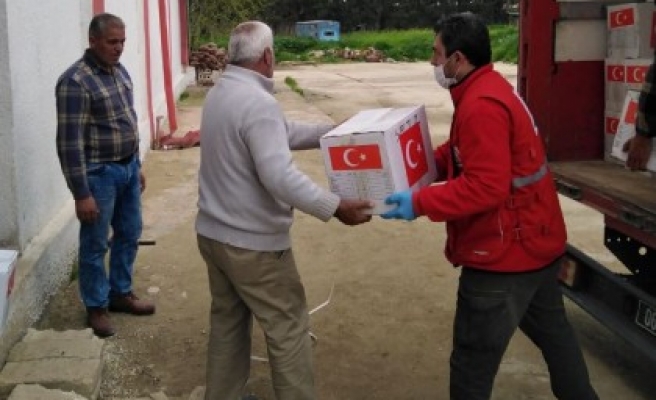 Kızılay, Barış Pınarında gıda kolisi dağıtıyor