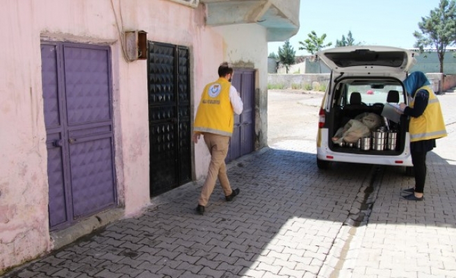 İhtiyaç sahibi Urfalı ailelere sıcak yemek dağıtılıyor
