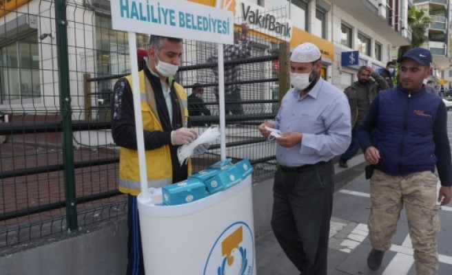 Haliliye’de maske dağıtımı sürüyor