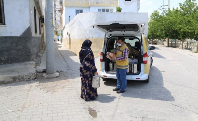 Haliliye’de iftar öncesi yemek dağıtımı sürüyor