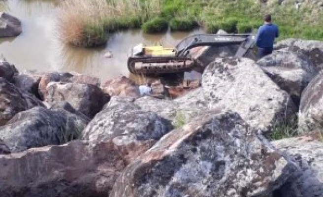 Urfa'da kepçe operatörü uçurumdan yuvarlandı