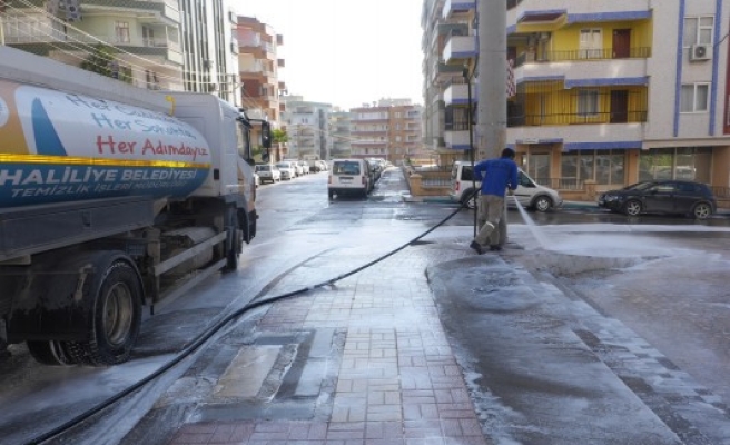 Haliliye’de cadde ve sokaklar köpüklü su ile yıkanıyor
