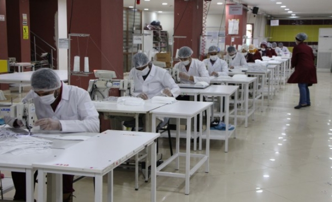 Urfa'da günlük 40 bin maske üretiyorlar