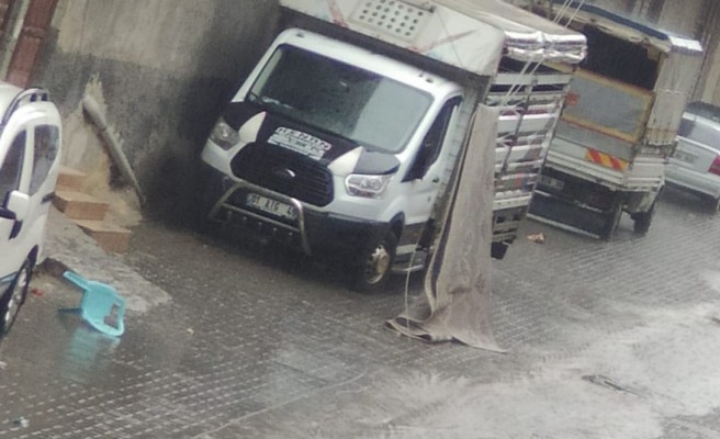 Urfa'da elektrik tellerinin üzerine halı düştü