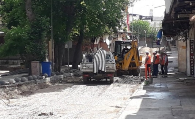 Şanlıurfa'da yasaklı günlerde yol çalışması yapılıyor