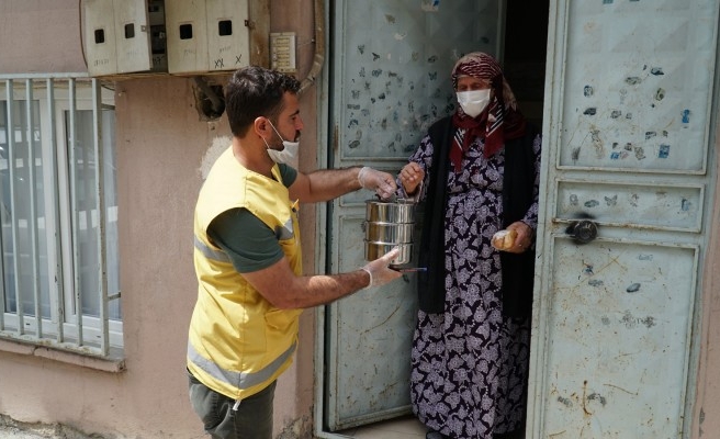 Haliliye'de iftar öncesi yemek ve yardımlar dağıtılıyor