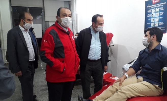 Sağlık çalışanlarından kan bağışı kampanyasına destek