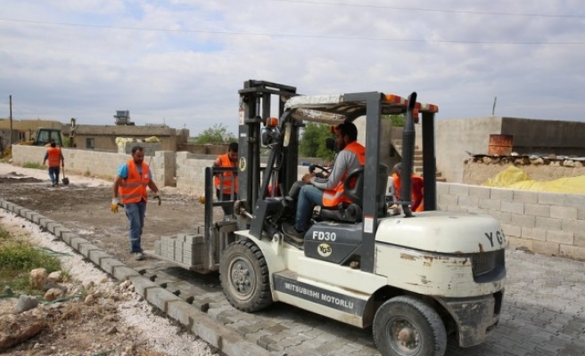 Karaköprü kırsalında parke taşı çalışmaları sürüyor
