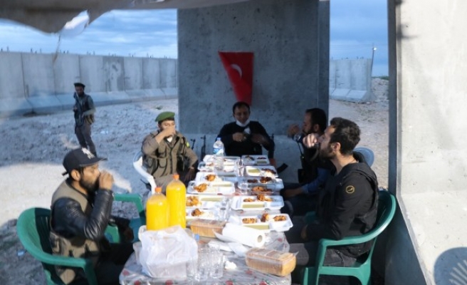 Sınır ötesindeki güvenlik güçlerine tatlı ikramı