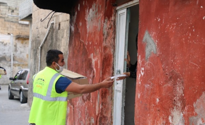 Urfa’da vatandaşlara ücretsiz maske dağıtılıyor