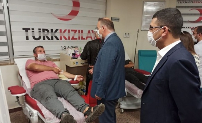 Harran Üniversitesi çalışanlarından Kızılay'a destek