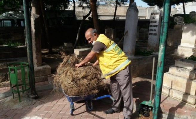 Urfa'daki mezarlıklarda bayram temizliği sürüyor